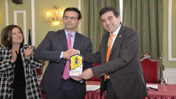 El alcalde de Granada recoge la distinción a la ciudad El alcalde de Granada recoge la distinción a la ciudad