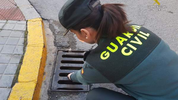 Agente de la Guardia Civil en una operación en Huelva por el robo de un móvil Agente de la Guardia Civil en una operación en Huelva por el robo de un móvil