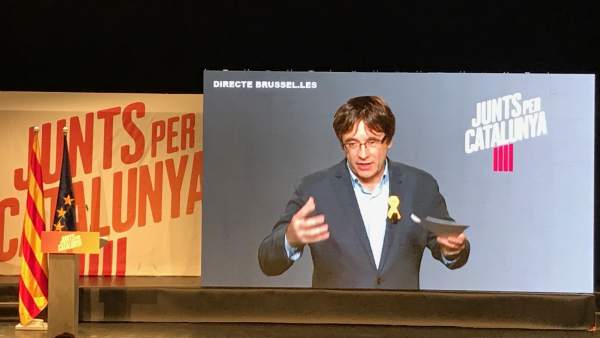 Carles Puigdemont interviene por videoconferencia en un acto de campaña de Junts per Catalunya. Carles Puigdemont interviene por videoconferencia en un acto de campaña de Junts per Catalunya.