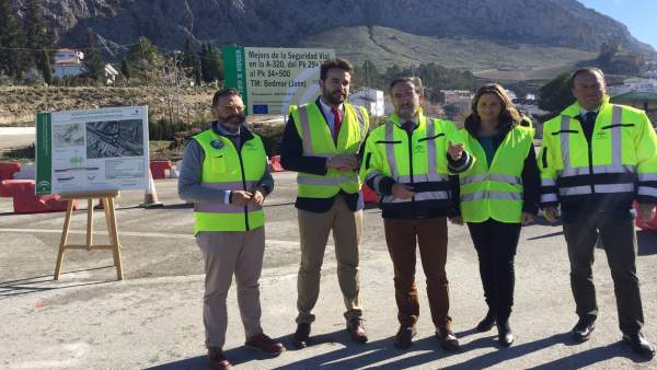 López (c) asiste al inicio de las obras para mejorar la travesía de Bedmar. López (c) asiste al inicio de las obras para mejorar la travesía de Bedmar.