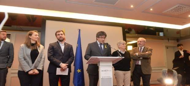 Meritxell Serret, Toni Comín, Carles Puigdemont, Clara Ponsatí y Lluís Puig