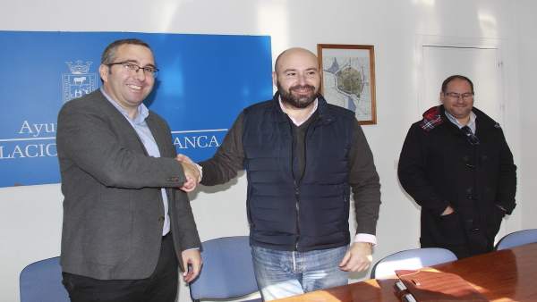 Juan Manuel Valle con los empresarios contratistas. Juan Manuel Valle con los empresarios contratistas.