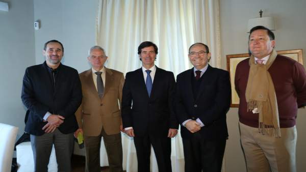 Representantes de empresarios, hosteleros y hoteleros en una rueda de prensa Representantes de empresarios, hosteleros y hoteleros en una rueda de prensa