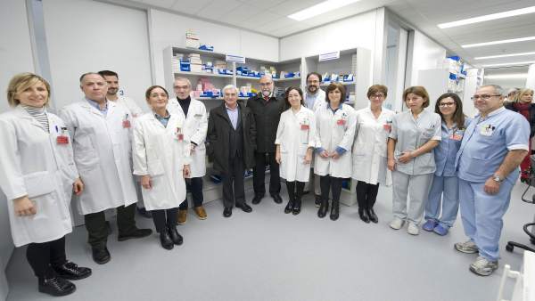 Fernando Domínguez visita las instalaciones del sevicio de Farmacia del CHN Fernando Domínguez visita las instalaciones del sevicio de Farmacia del CHN