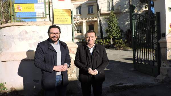 Ediles del PSOE frente al Observatorio Geofísico de Almería Ediles del PSOE frente al Observatorio Geofísico de Almería
