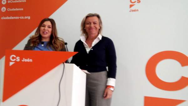 Raquel Morales (i) en la rueda de prensa junto a Isabel Albás. Raquel Morales (i) en la rueda de prensa junto a Isabel Albás.