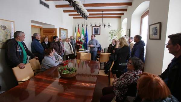 Pensionistas reunidos con el alcalde, Antonio Conde Pensionistas reunidos con el alcalde, Antonio Conde
