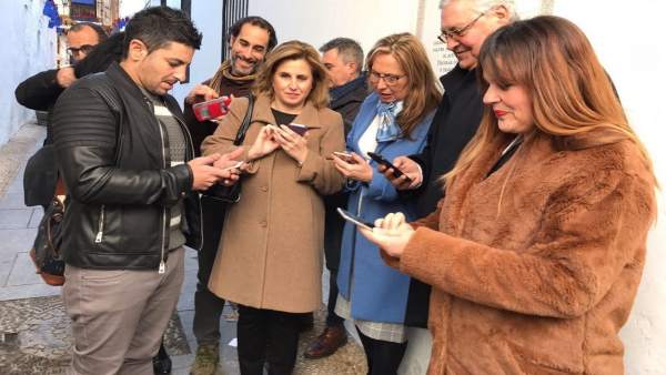 Autoridades durante la puesta en marcha y presentación Autoridades durante la puesta en marcha y presentación