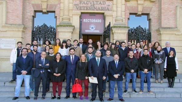 Autoridades, profesorado y participantes Autoridades, profesorado y participantes