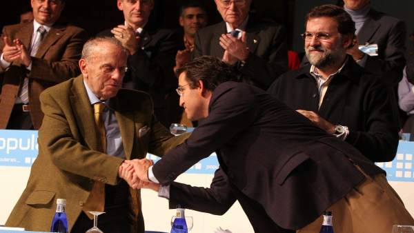 Alberto Núñez Feijóo saluda a Manuel Fraga Alberto Núñez Feijóo saluda a Manuel Fraga