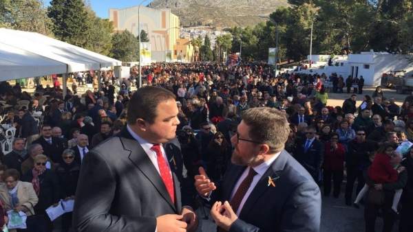 Torres (i) con el consejero de Agricultura en la Fiesta de la Aceituna 2017. Torres (i) con el consejero de Agricultura en la Fiesta de la Aceituna 2017.
