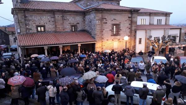 Funeral por la pareja fallecida en el accidente de Caviedes Funeral por la pareja fallecida en el accidente de Caviedes