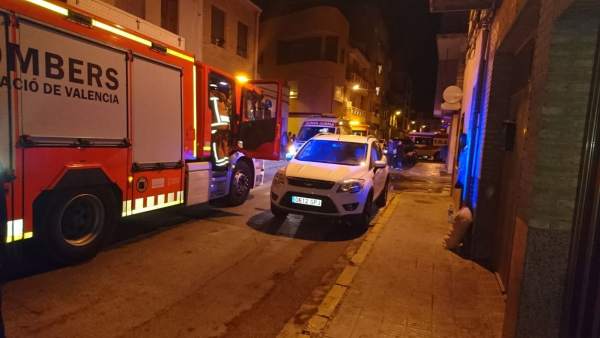 Onze joves intoxicats en l'incendi d'una residència universitària a Alfara del Patriarca (València) Onze joves intoxicats en l'incendi d'una residència universitària a Alfara del Patriarca (València)