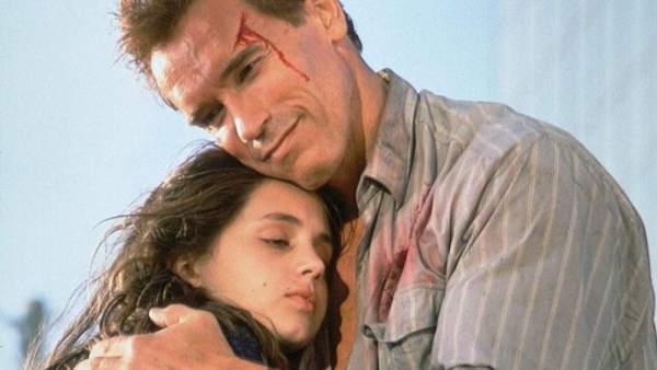 Arnold Schwarzenegger y Eliza Dushku Arnold Schwarzenegger y Eliza Dushku