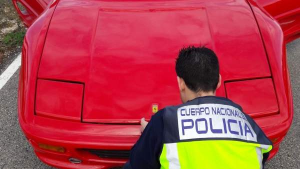 Detenido por modificar un coche para parecer un Ferrari Detenido por modificar un coche para parecer un Ferrari