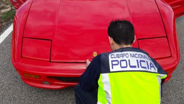Detingut un home que va canviar la carrosseria d'un cotxe per a transformar-ho en un Ferrari i vendre-ho Detingut un home que va canviar la carrosseria d'un cotxe per a transformar-ho en un Ferrari i vendre-ho
