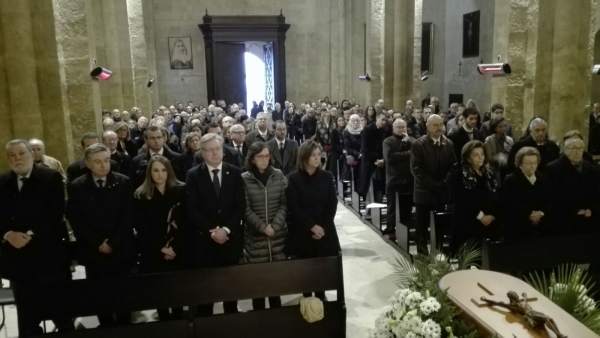 La familia (dcha.) y autoridades (izda.) en el funeral de García Baena La familia (dcha.) y autoridades (izda.) en el funeral de García Baena