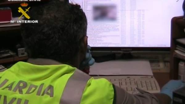 Un agente de la Guardia Civil observa una pantalla de ordenador Un agente de la Guardia Civil observa una pantalla de ordenador