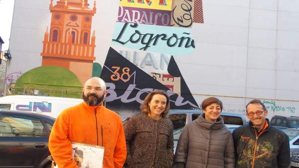 Gamarra y Montes, con los autores, ante al mural Gamarra y Montes, con los autores, ante al mural