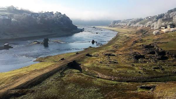 La sequía provoca que el embalse de Portomarín descubra el antiguo pueblo La sequía provoca que el embalse de Portomarín descubra el antiguo pueblo