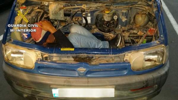 Inmigrante encontrado en el hueco de un motor en el Puerto de Almería Inmigrante encontrado en el hueco de un motor en el Puerto de Almería