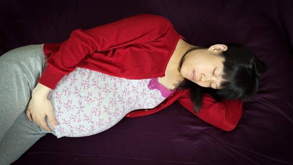 Mujer embarazada durmiendo Mujer embarazada durmiendo