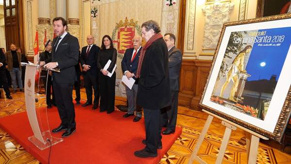 El alcalde de Valladolid, Ángel María de Pablos y el cartel de la Semana Santa El alcalde de Valladolid, Ángel María de Pablos y el cartel de la Semana Santa