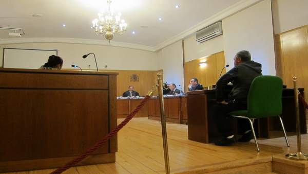 El acusado y su esposa durante el juicio en la Audiencia. El acusado y su esposa durante el juicio en la Audiencia.