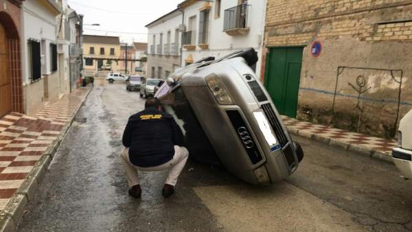 Vehículo volcado como protesta por la agresión a un vecino de Pedrera Vehículo volcado como protesta por la agresión a un vecino de Pedrera