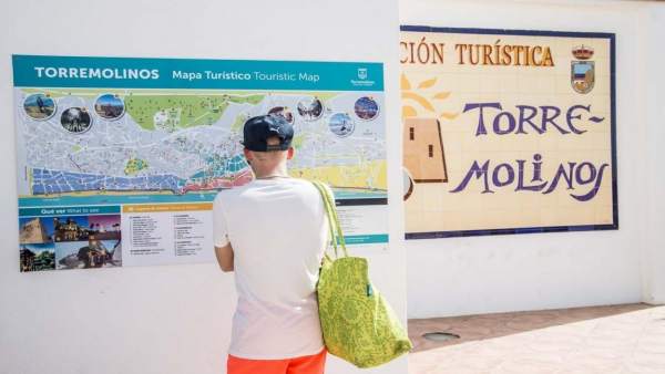 Un viajero turista mira mapa torremolinos turismo nuevo actualizado Un viajero turista mira mapa torremolinos turismo nuevo actualizado