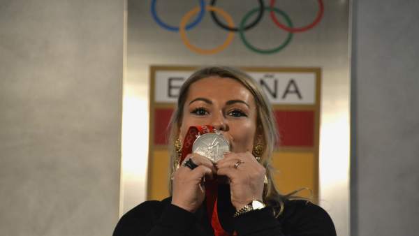Lydia Valentín sostiene la medalla de plata de Halterofilia por Pekín 2008 Lydia Valentín sostiene la medalla de plata de Halterofilia por Pekín 2008