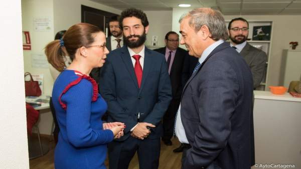 Reunión de la alcaldesa con el presidente de la Unión de Cooperativas en la AJE Reunión de la alcaldesa con el presidente de la Unión de Cooperativas en la AJE