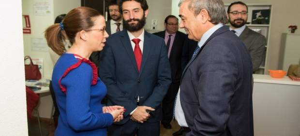 Reunión de la alcaldesa con el presidente de la Unión de Cooperativas en la AJE