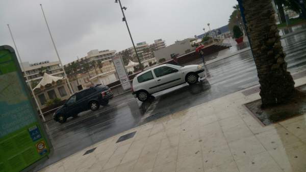 Un coche transita frente al Puerto en plena tormenta Un coche transita frente al Puerto en plena tormenta