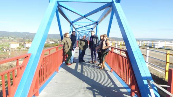Lorite con vecinos de Alcolea en el paso peatonal Lorite con vecinos de Alcolea en el paso peatonal