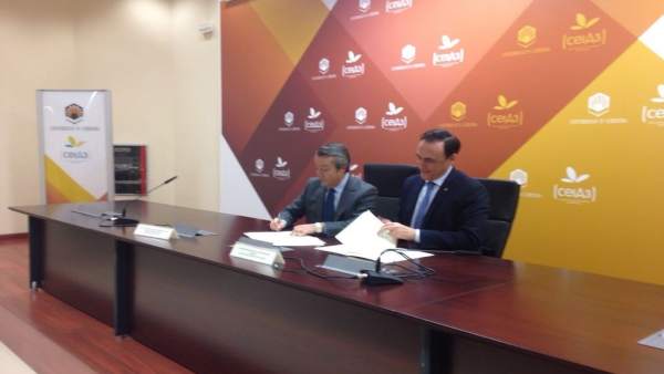 Cruz (izda.) y Villamandos firman el convenio Cruz (izda.) y Villamandos firman el convenio