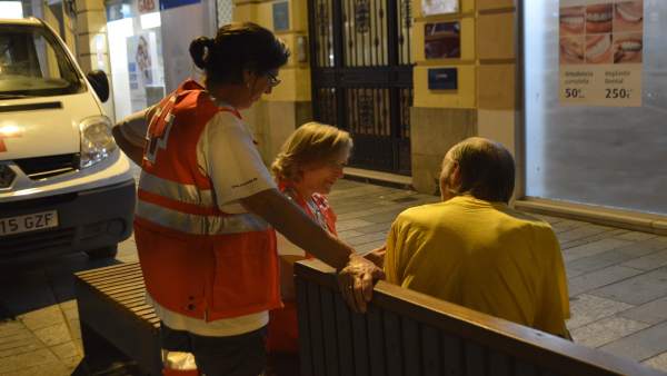 Cruz Roja atiende a una persona sin hogar Cruz Roja atiende a una persona sin hogar