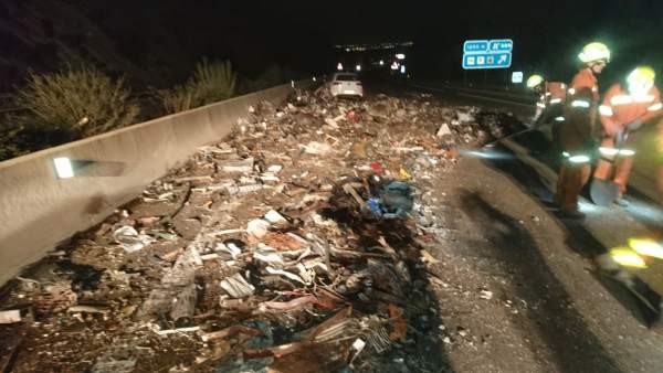 Accidente en la A7 entre un turismo y dos camiones Accidente en la A7 entre un turismo y dos camiones