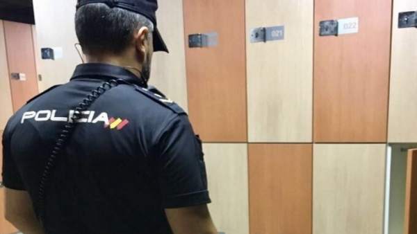 Un agente ante un grupo de taquillas Un agente ante un grupo de taquillas