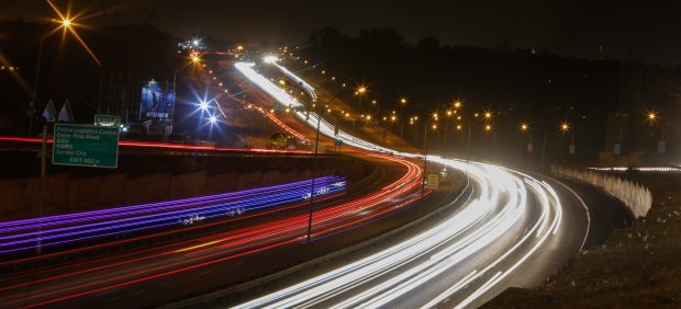 Tráfico nocturno en Nairobi