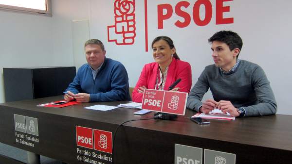 Ana Sánchez (centro) en la sede del PSOE. Ana Sánchez (centro) en la sede del PSOE.
