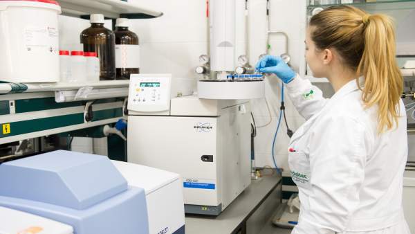 Una profesional del Centro Tecnológico Andaltec realiza una prueba. Una profesional del Centro Tecnológico Andaltec realiza una prueba.