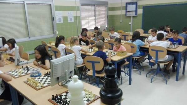 Clase de ajedrez en tercero de Primaria. Clase de ajedrez en tercero de Primaria.