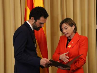 La expresidenta del Parlament, Carme Forcadell, hace el traspado de poderes al nuevo presidente, Roger Torrent.