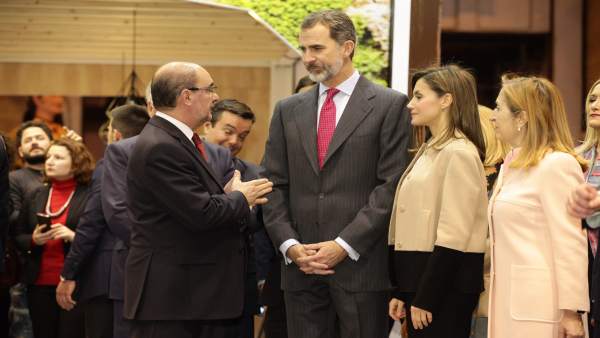 Javier Lambán ha mostrado a los Reyes el stand de Fitur. Javier Lambán ha mostrado a los Reyes el stand de Fitur.