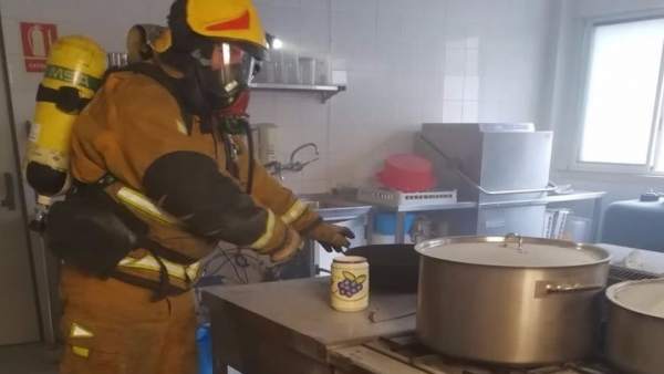 Uno de los bomberos desplazados en la cocina del centro Maigmó Uno de los bomberos desplazados en la cocina del centro Maigmó