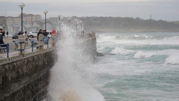Fuerte olejae en Santander. Olas. Temporal. Fenómenos adversos costeros. Alerta Fuerte olejae en Santander. Olas. Temporal. Fenómenos adversos costeros. Alerta
