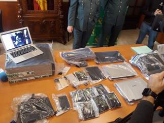 Material incautado por los agentes en su investigación por pornografía infantil
