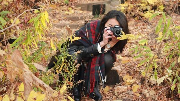 Una mujer fotografiando Una mujer fotografiando