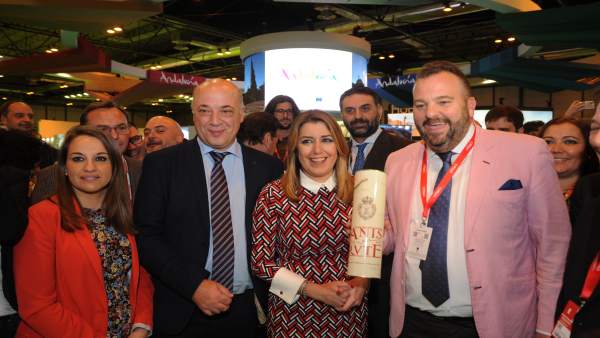Antonio Ruiz y Susana Díaz (centro) visitan el estand de Córdoba Antonio Ruiz y Susana Díaz (centro) visitan el estand de Córdoba